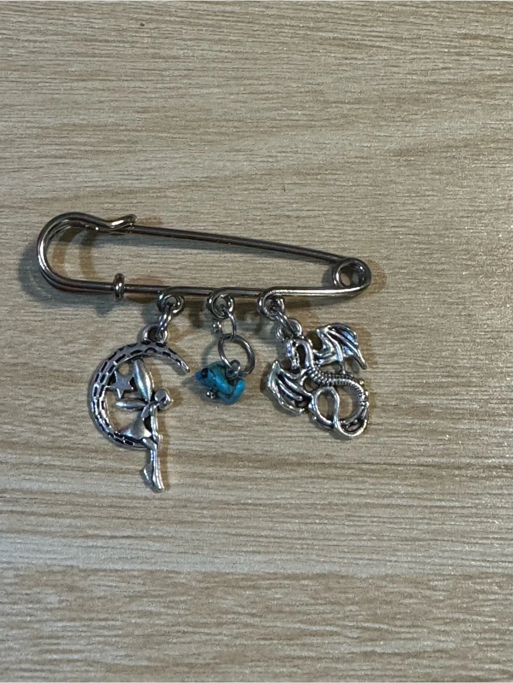🧚 🐉 Silver toned Safety Pin Brooch with Turquoise Accent